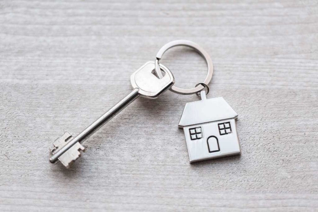 business ideas in real estate- keychain with key and house